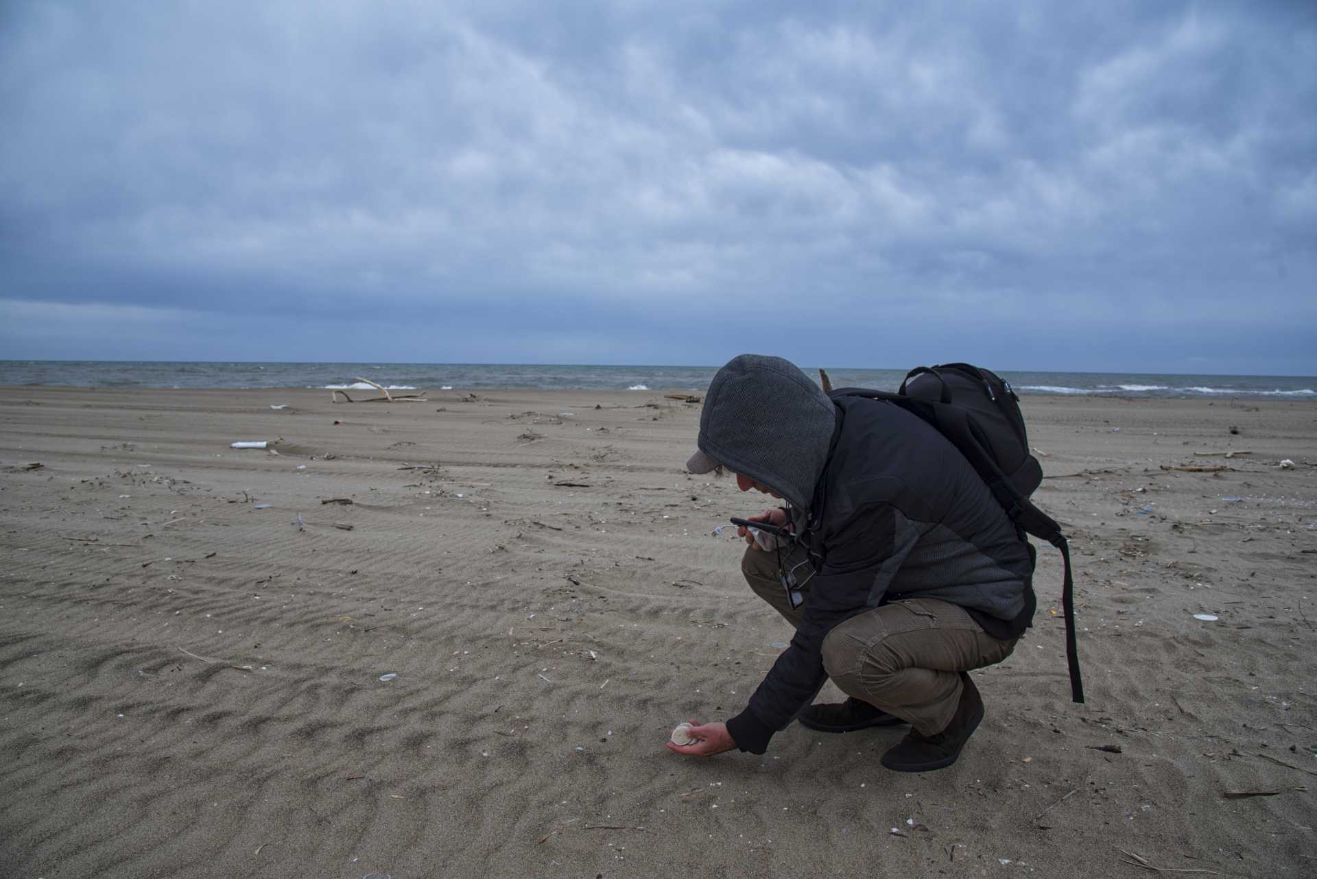 Ancora tanti i dischetti sulle spiagge di Ostia